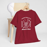 Rood T-shirt met ronde hals en witte borstprint, opgehangen aan houten hanger.
