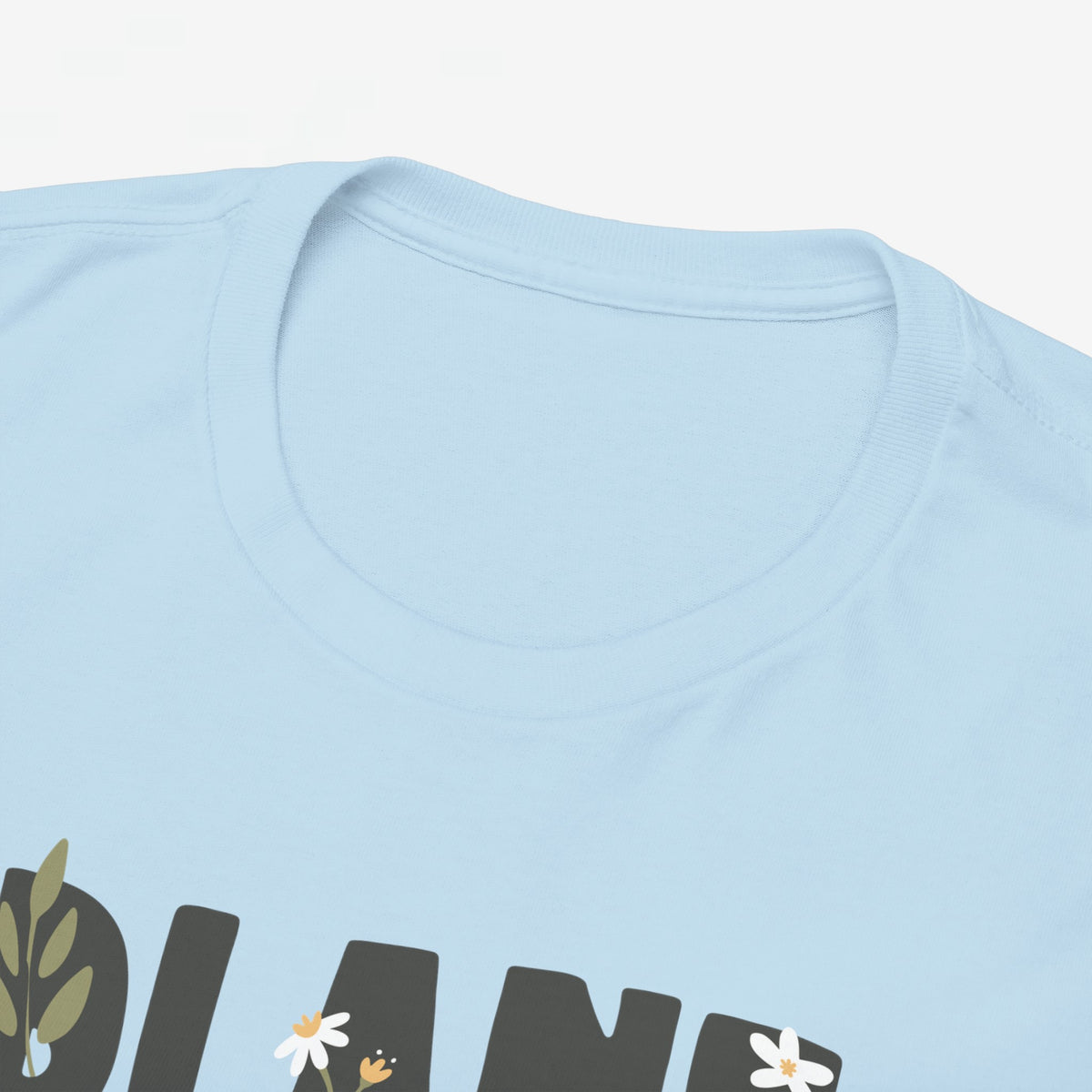Close-up van blauwe t-shirt hals en ‘PLANT MOM’ plantopdruk