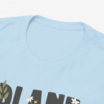 Close-up van blauwe t-shirt hals en ‘PLANT MOM’ plantopdruk