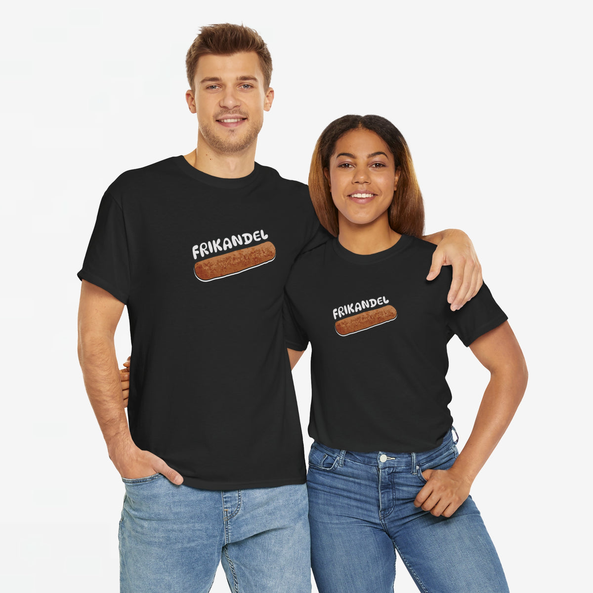 Twee zwarte T-shirts met frikandelprint op de borst, gedragen met spijkerbroeken.
