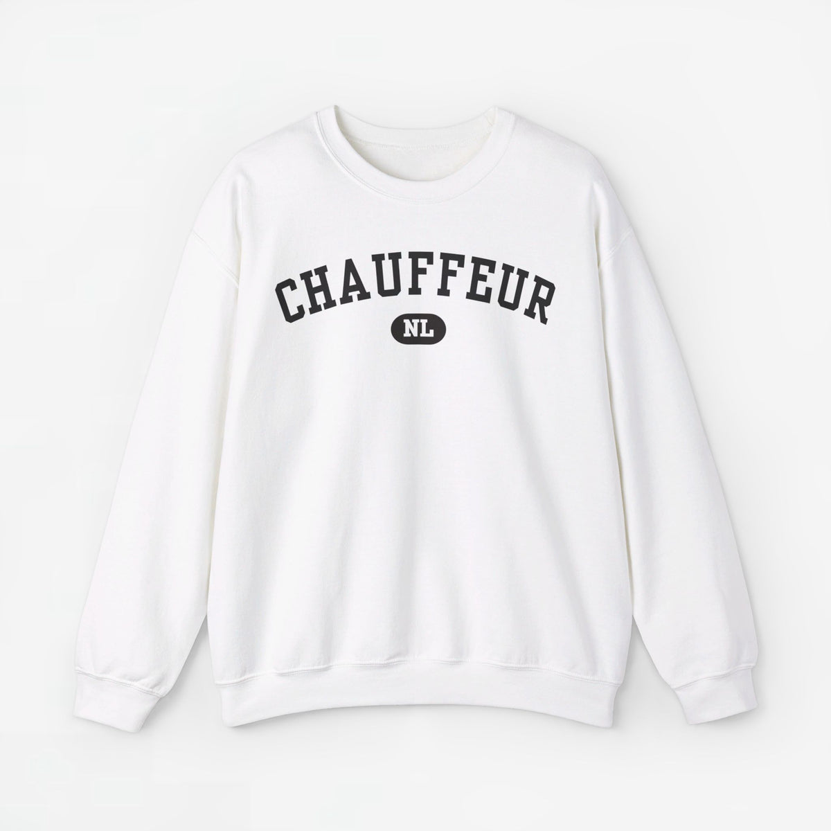 Witte sweater met ronde hals en print “CHAUFFEUR” met klein NL-logo op de borst.