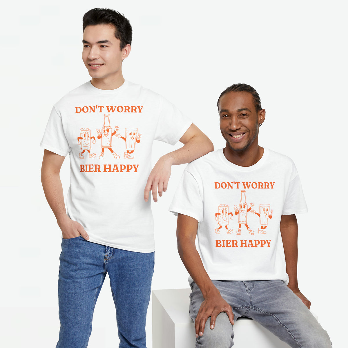 Witte oversize T-shirt met oranje retro bierprint en 'Bier Happy' tekst voorop, twee modellen