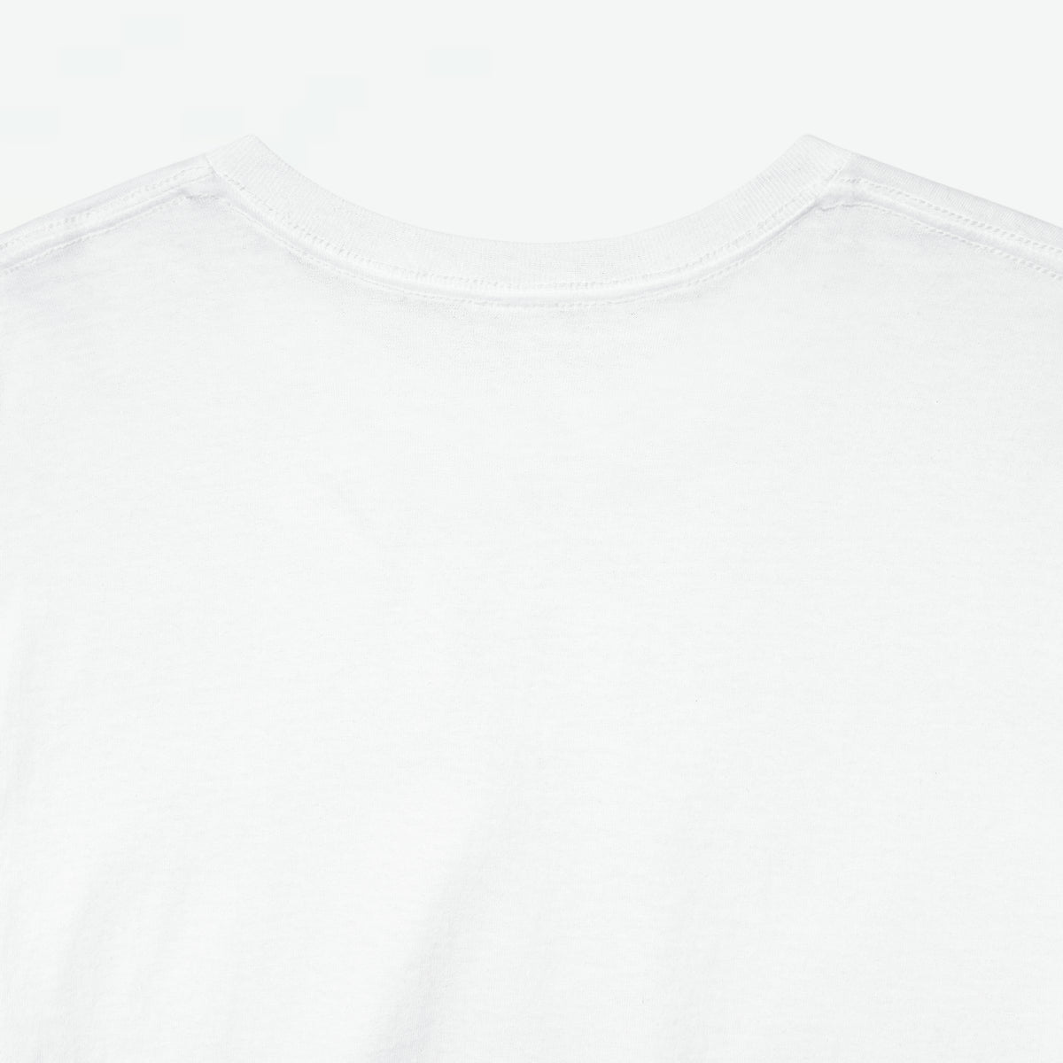 Wit T-shirt close-up: hals en schoudernaad, effen stof zonder print.