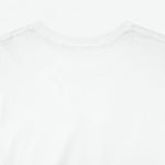 Wit T-shirt close-up: hals en schoudernaad, effen stof zonder print.