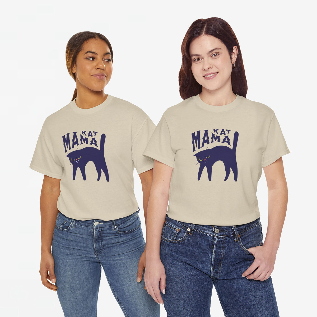Twee beige T-shirts met paarse kattenprint 'KAT MAMA' op modellen.