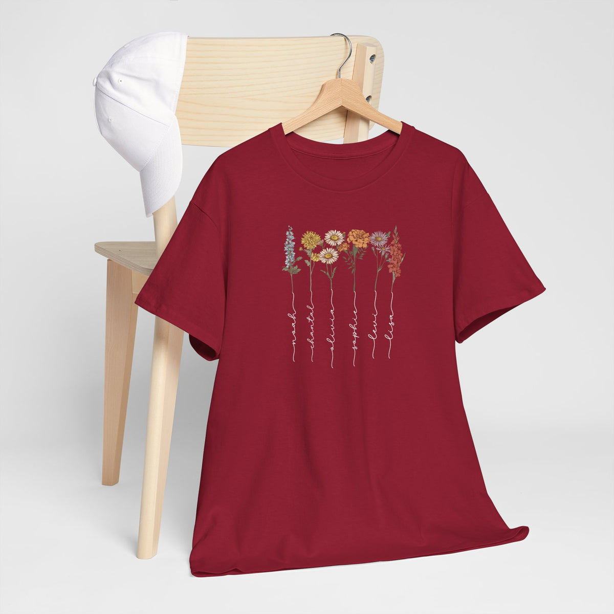 T-shirt bordeaux met bloemen en sierlijke namenprint in wit op de borst