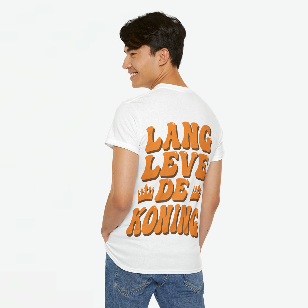 Wit T-shirt met oversized pasvorm en oranje tekstprint aan de achterkant