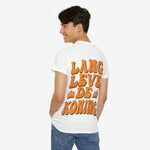 Wit T-shirt met oversized pasvorm en oranje tekstprint aan de achterkant
