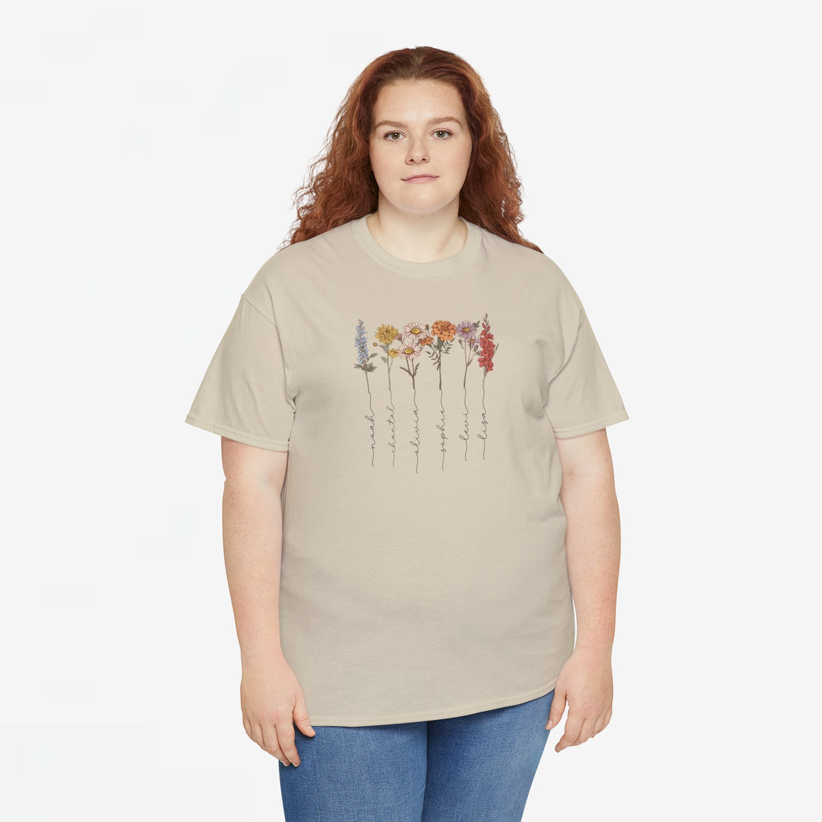 Beige mamashirt met bloemenprint op borst: bloemen en verticale namen