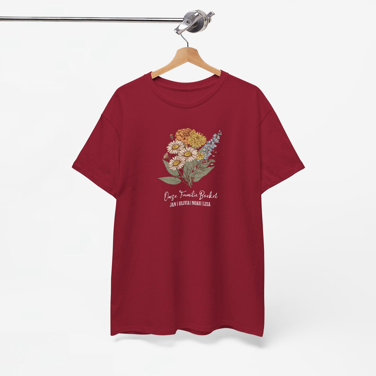 Bordeauxrood T-shirt met bloemenboeketprint en witte tekst, opgehangen.
