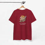 Bordeauxrood T-shirt met bloemenboeketprint en witte tekst, opgehangen.