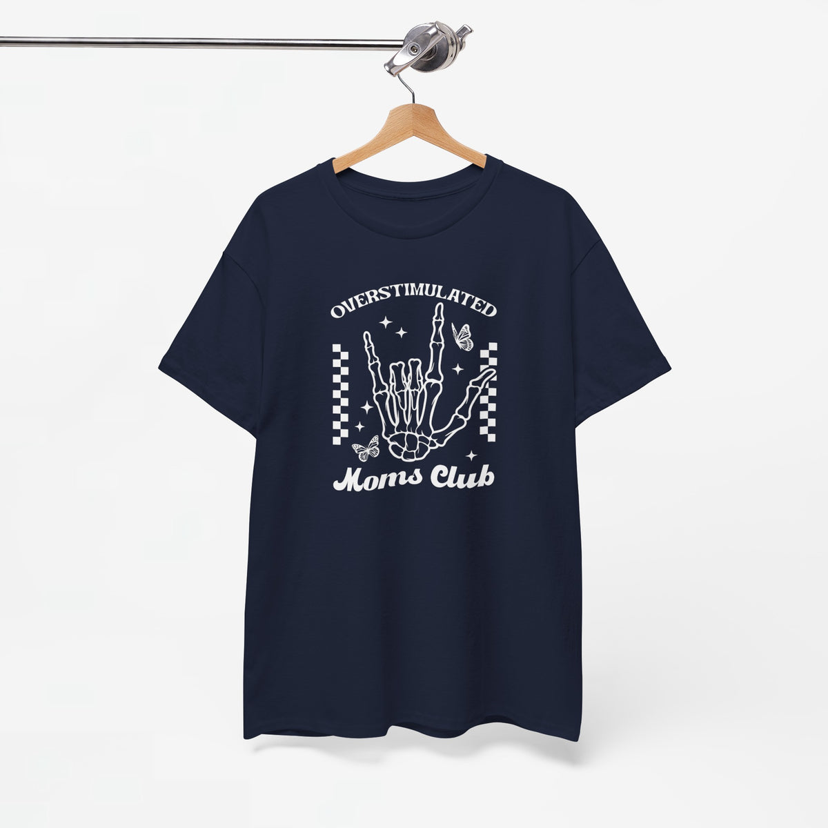 Donkere (blauwn) t-shirt aan hangertje met witte 'Moms Club' handprint