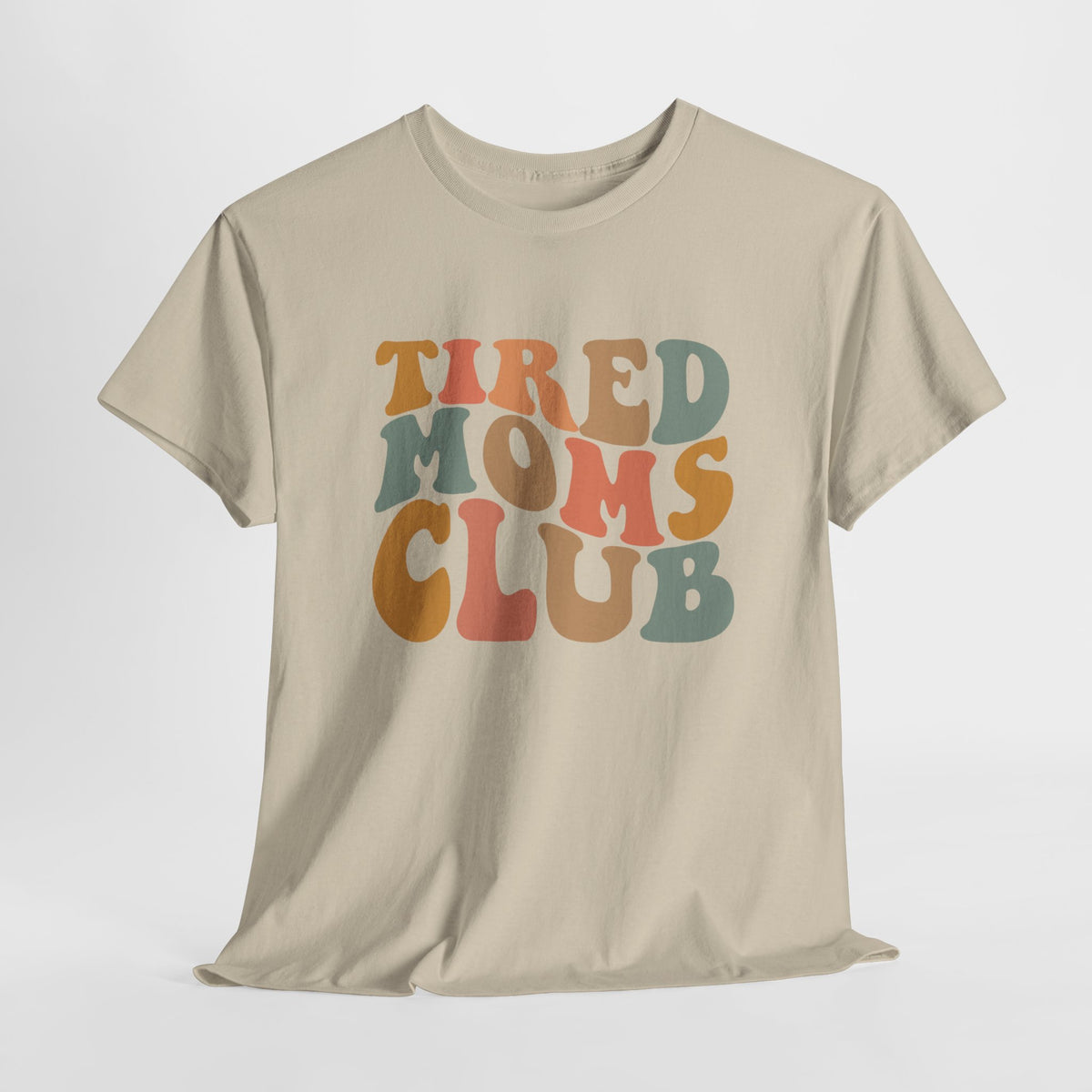 Beige T-shirt met ronde hals en opdruk “Tired Moms Club” op de borst.