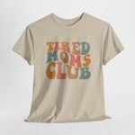Beige T-shirt met ronde hals en opdruk “Tired Moms Club” op de borst.