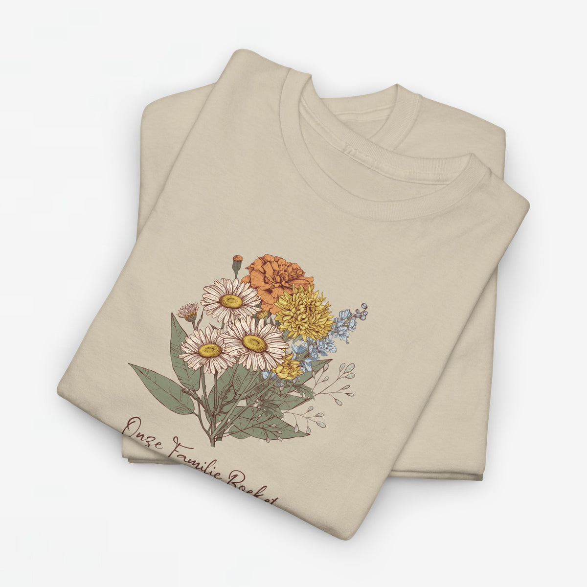 Zandkleurig T-shirt met bloemenprint en lichtgroene bladeren op de borst