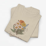 Zandkleurig T-shirt met bloemenprint en lichtgroene bladeren op de borst