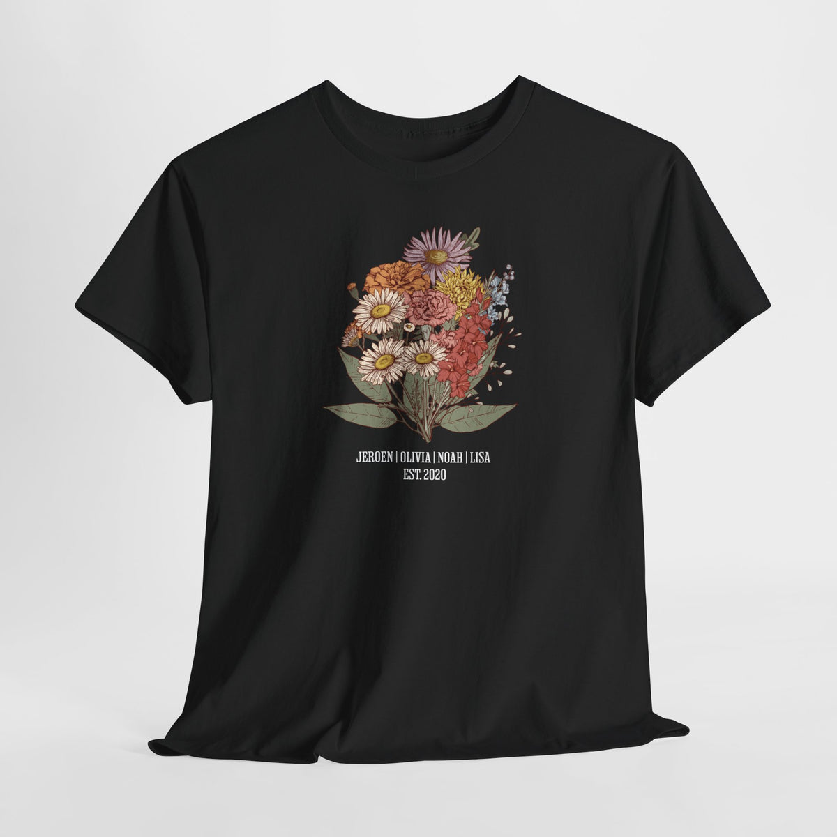 Zwarte t-shirt met bloemenboeketillustratie op de borst en tekst onder de afbeelding.