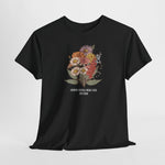 Zwarte t-shirt met bloemenboeketillustratie op de borst en tekst onder de afbeelding.