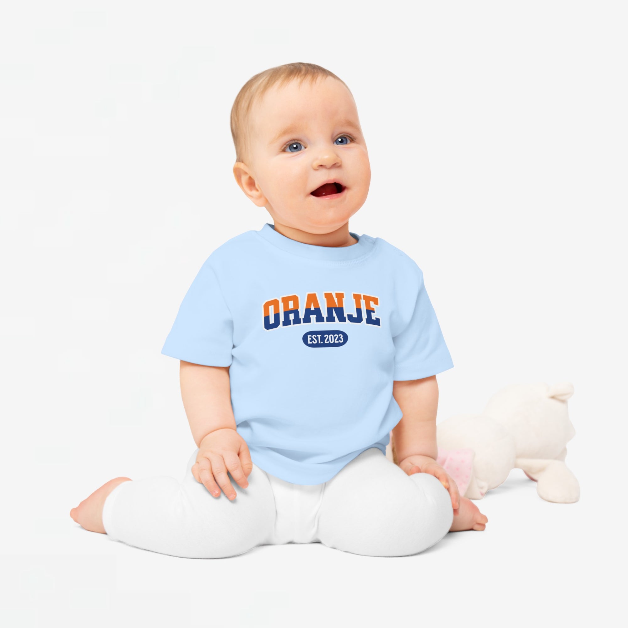 Baby T-shirt voor EK, WK en Koningsdag - Personaliseer met EST Jaar  - ORANJE - oranje en blauwe tekst (Voorkant)
