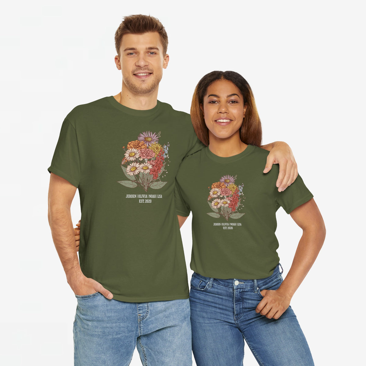 T-shirt in legergroen met bloemenboeketprint en tekst, gedragen door model