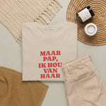 Zandkleurige t-shirt met opdruk 'MAAR PAP, IK HOU VAN HAAR' in rood