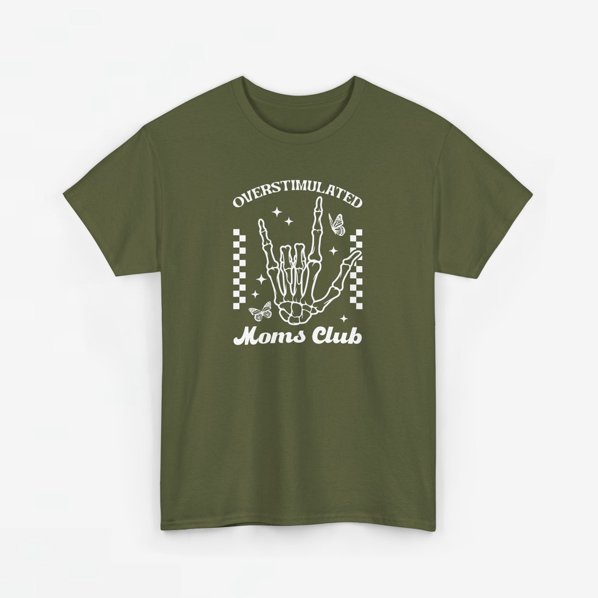 Militairgroen T-shirt met witte opdruk “OVERSTIMULATED Moms Club”