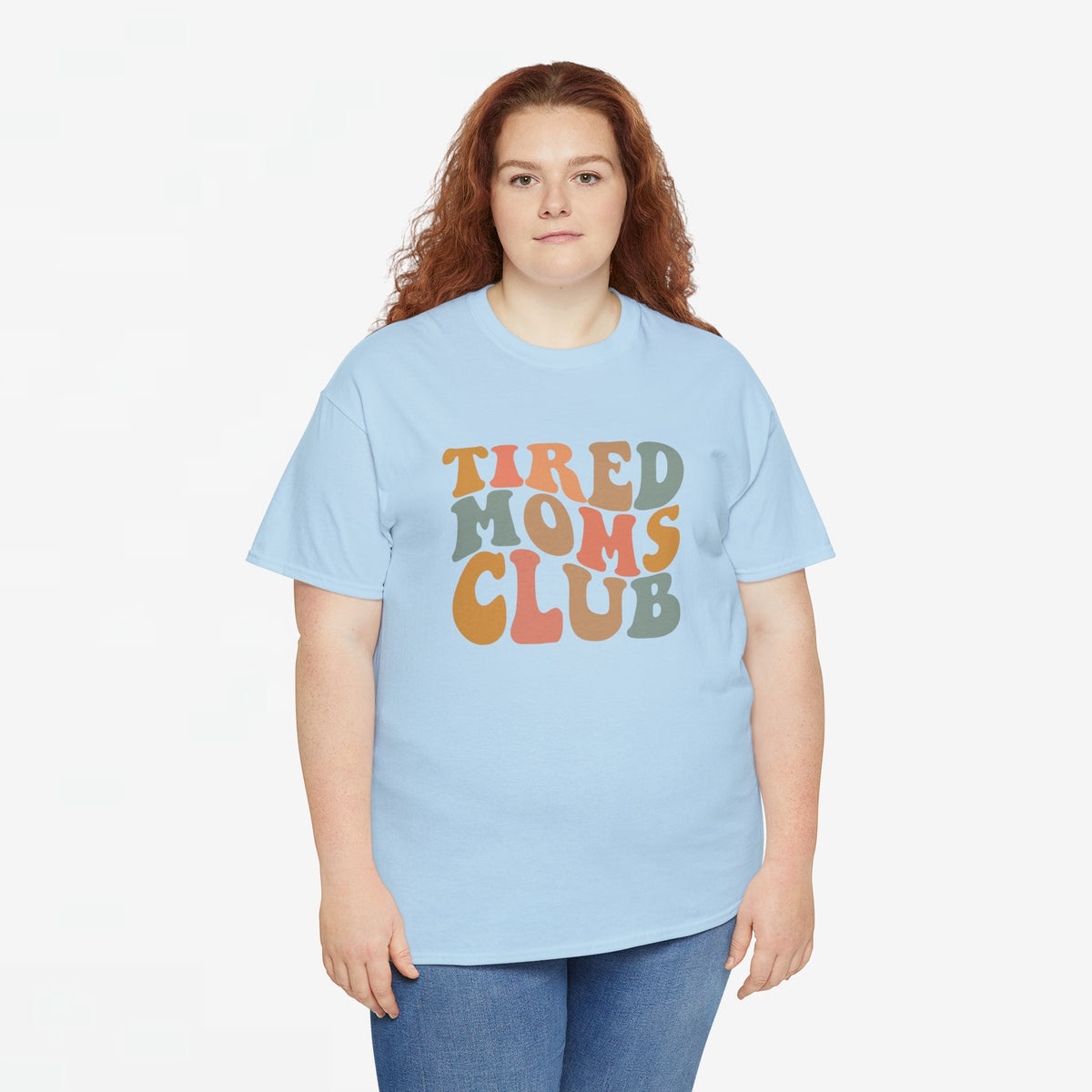 Lichtblauwe oversized T-shirt met ronde hals en 'Tired Moms Club' print op borst.