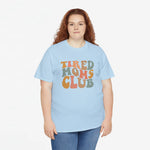 Lichtblauwe oversized T-shirt met ronde hals en 'Tired Moms Club' print op borst.