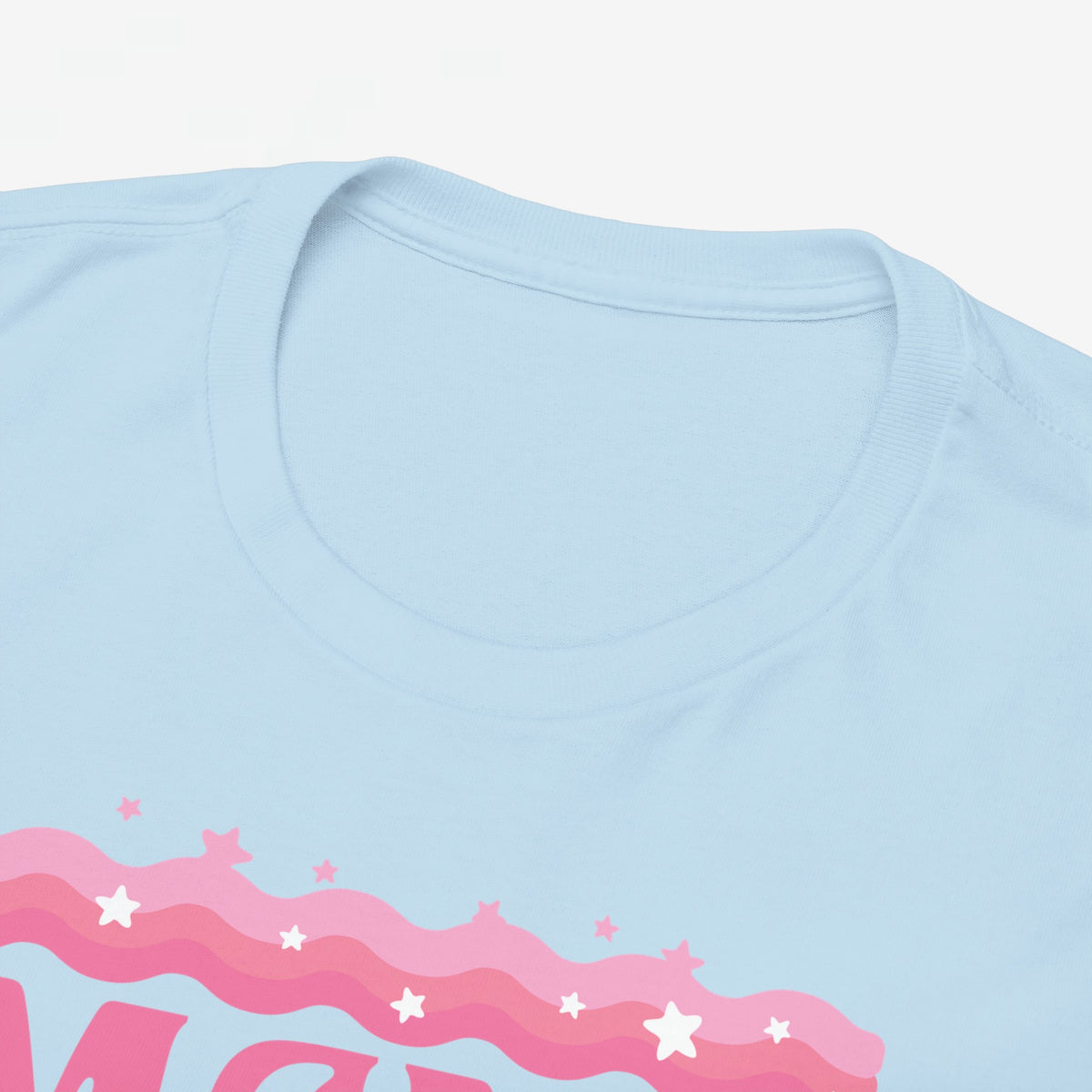 Detail van lichtblauwe T-shirtkraag met roze MAMA-print onderaan