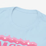 Detail van lichtblauwe T-shirtkraag met roze MAMA-print onderaan