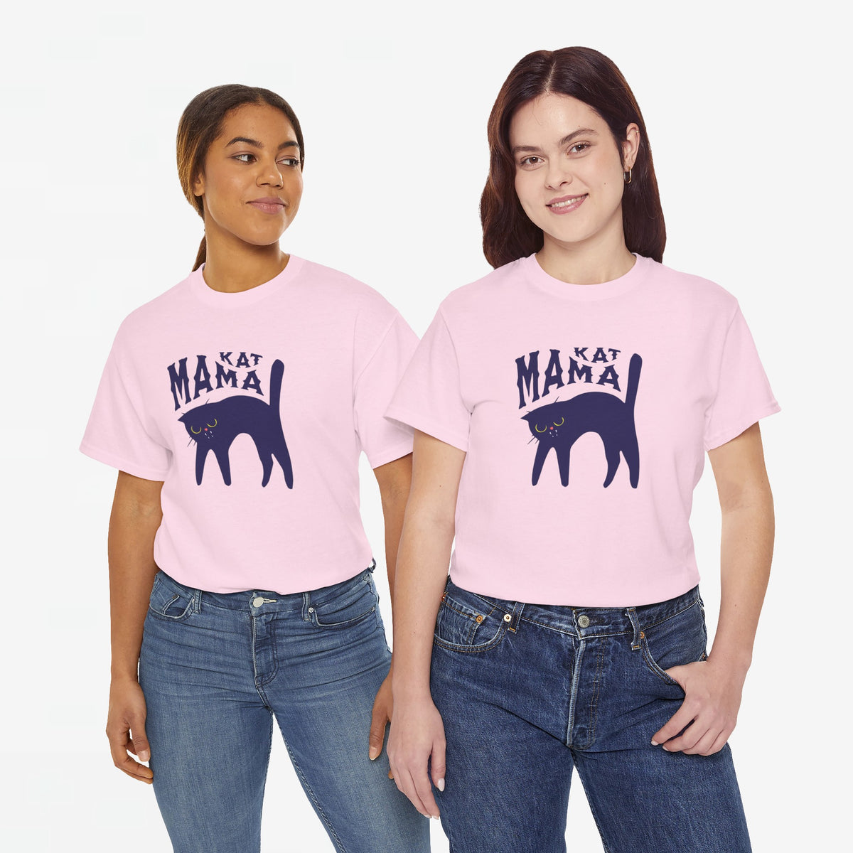 Roze T-shirts op twee modellen met opdruk 'KAT MAMA' en zwarte katillustratie