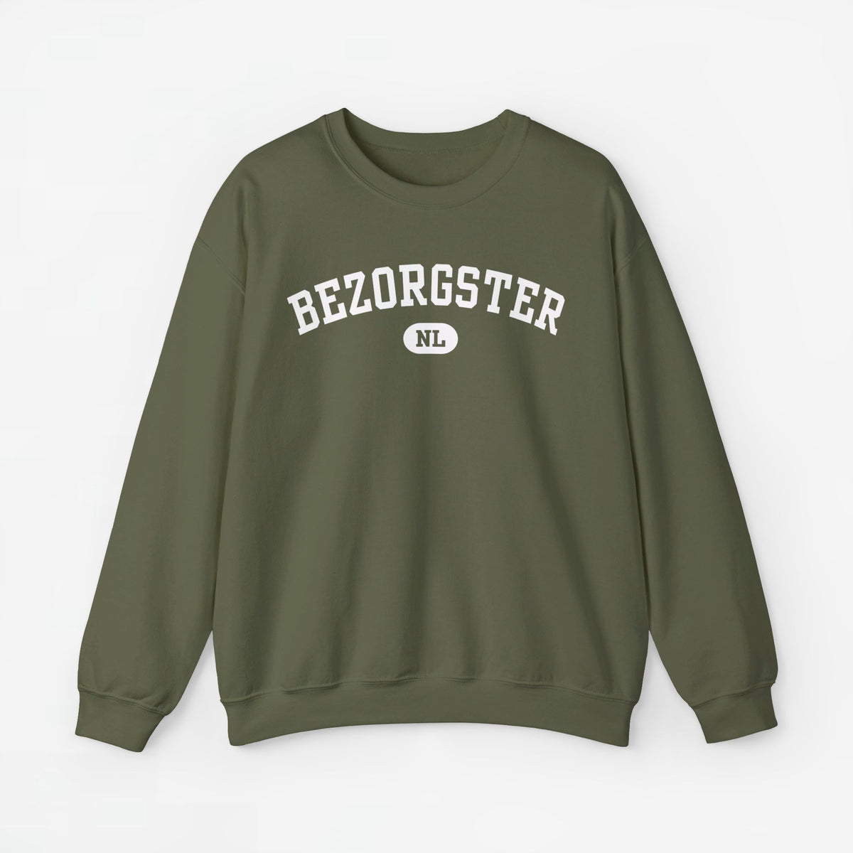 Olijfgroene trui met ronde hals en BEZORGSTER-print met NL-logo op de borst