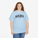 Lichtblauwe t-shirt met “MAMA” en “EST. 2022” print op de borst, gedragen