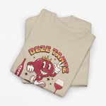 Zandkleurige oversized T-shirt met rode cartoonprint en wijnglas, opdruk met tekst