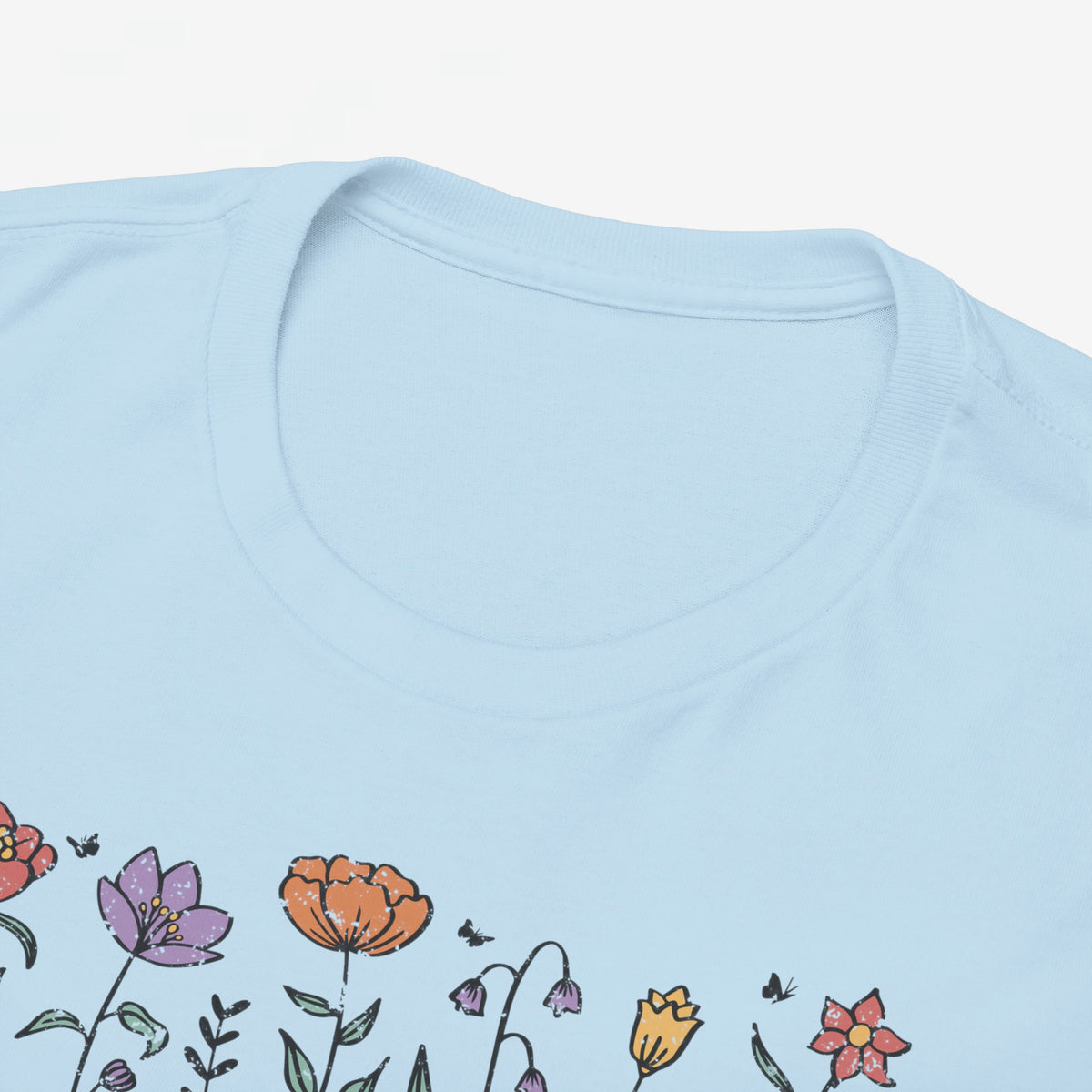 Detail van lichtblauw T-shirt voor mama met ronde hals en kleurrijke bloemenprint