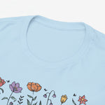 Detail van lichtblauw T-shirt voor mama met ronde hals en kleurrijke bloemenprint