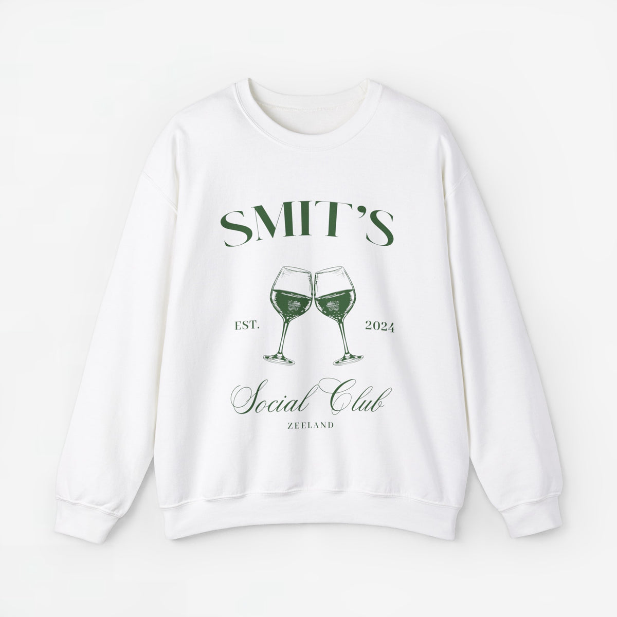 Witte sweater met opdruk “SMIT’S Social Club Zeeland 2024” en wijnglazen.