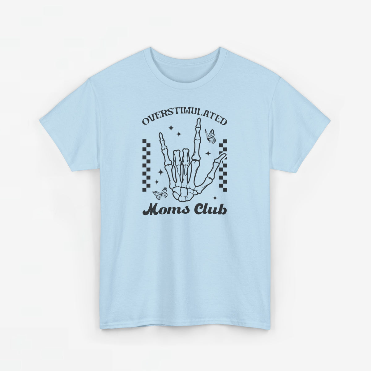 Lichtblauw T-shirt met handgraphic en “Overstimulated Moms Club” tekst