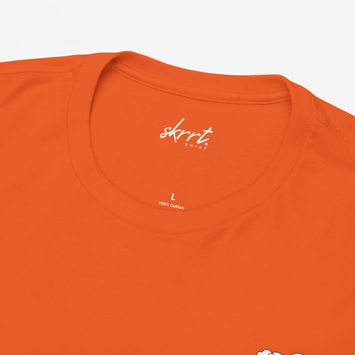 Oranje T-shirt halsboord met merkopdruk bij de nek.