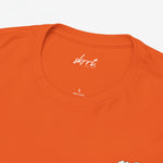 Oranje T-shirt halsboord met merkopdruk bij de nek.
