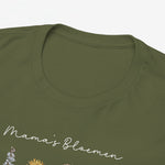 Close-up van legergroene T-shirt met witte siertekst en bloemenprint op de borst