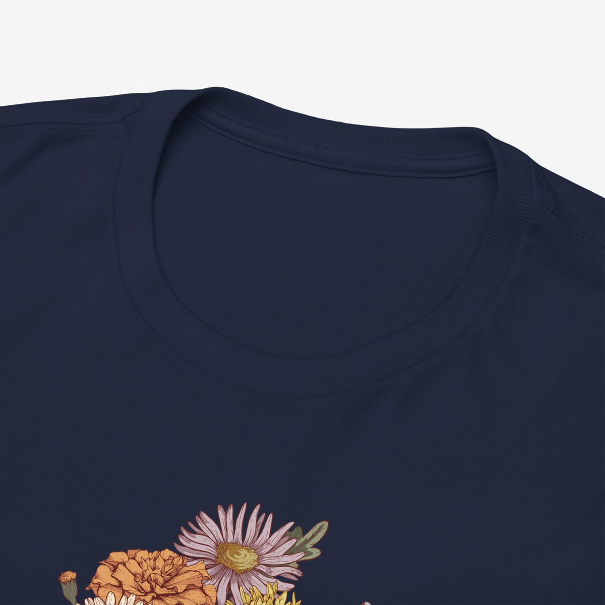 Close-up van donkerblauwe T-shirt hals met bloemenprint onderaan het zicht.
