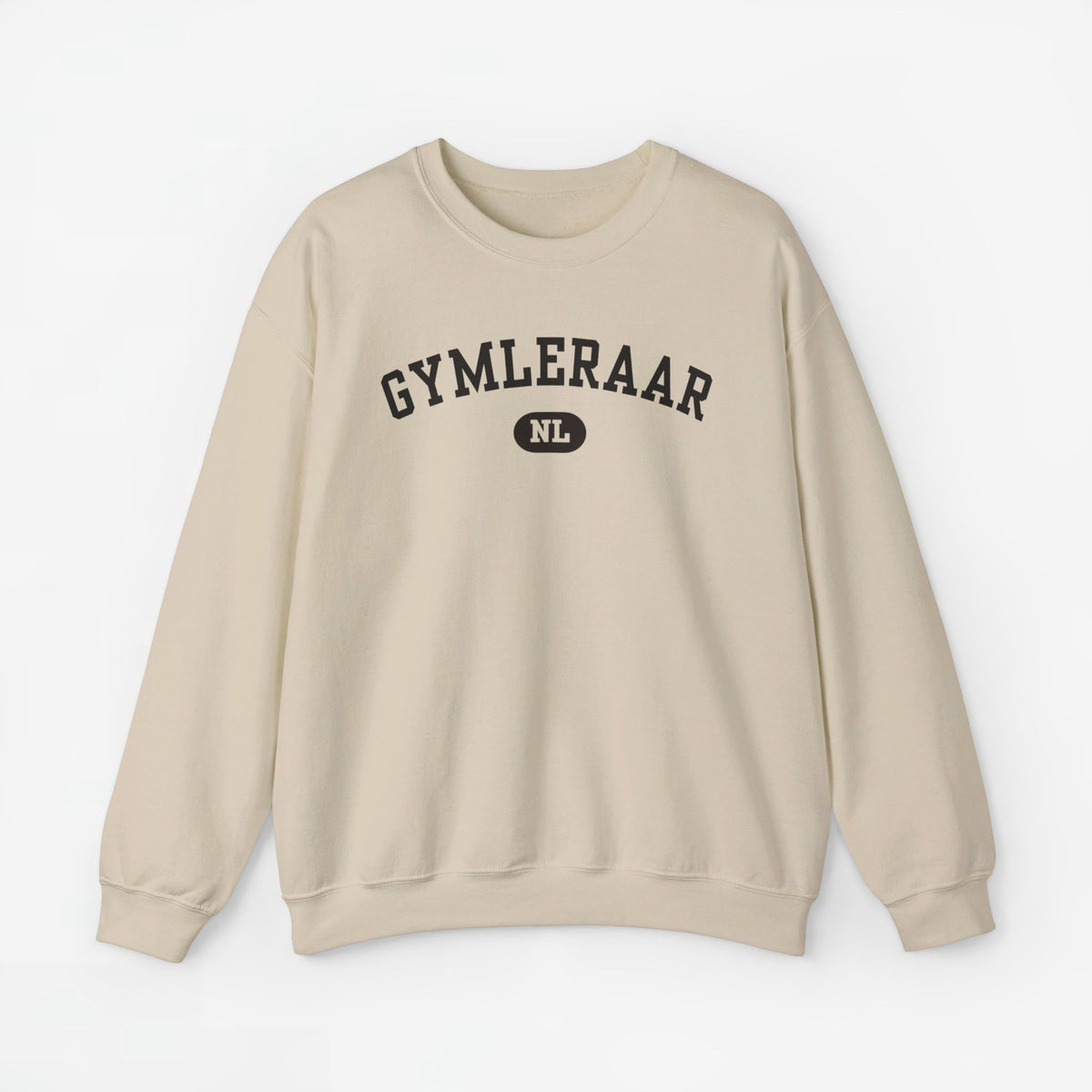Beige sweater met ronde hals en borstprint 'GYMLERAAR' met NL-embleem.