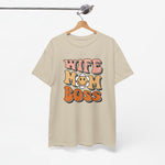 Zandkleurig T-shirt met ronde hals met bedrukking “WIFE MOM BOSS”, aan een hanger.