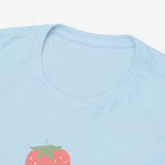 Close-up lichtblauwe T-shirt kraag met ronde hals en bovenkant aardbei-print “Beste Mama”.
