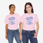 Roze oversized T-shirt met blauwe tekstopdruk en cartoon moedersymbool.