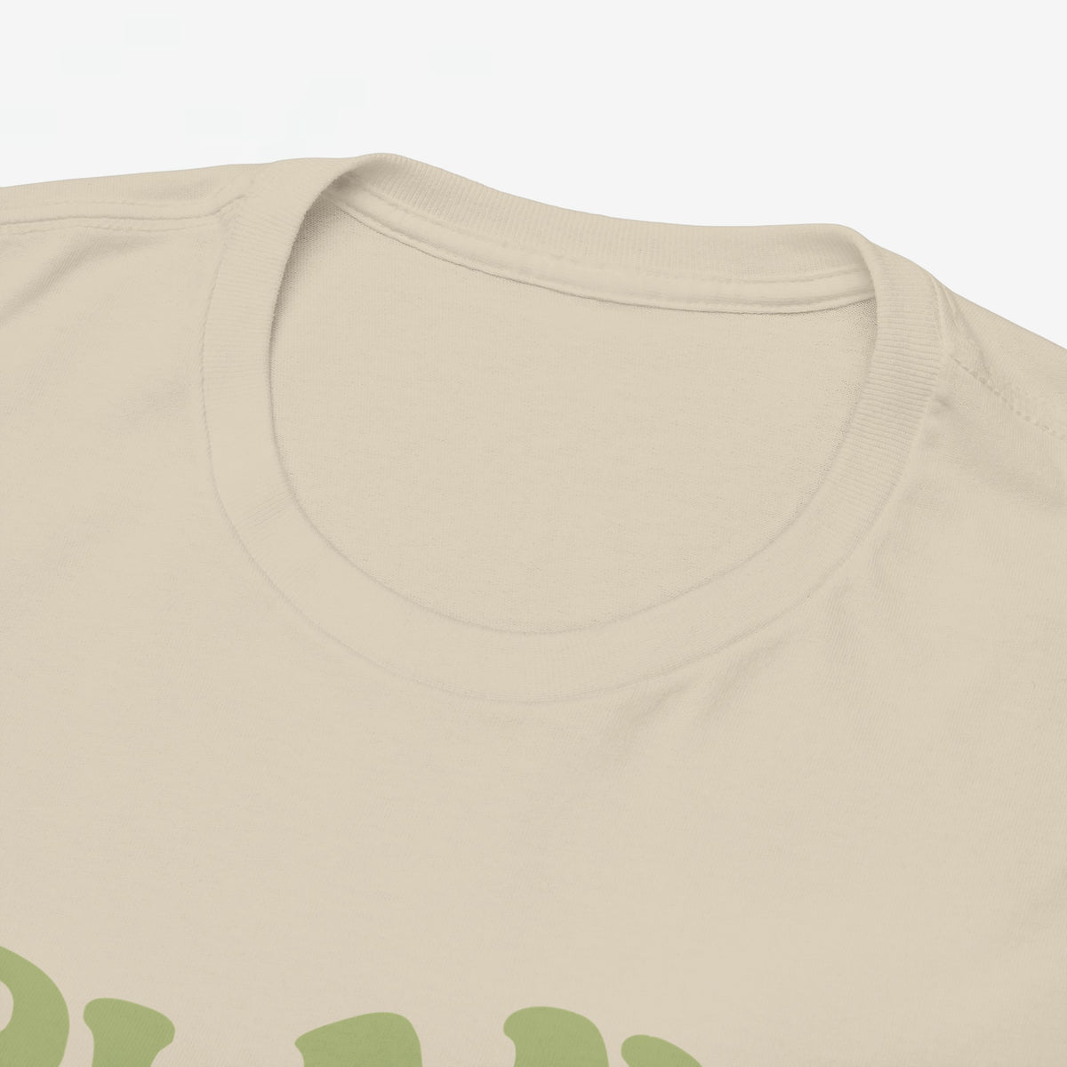 Close-up van beige T-shirt kraag met ronde halslijn, gladde stof.