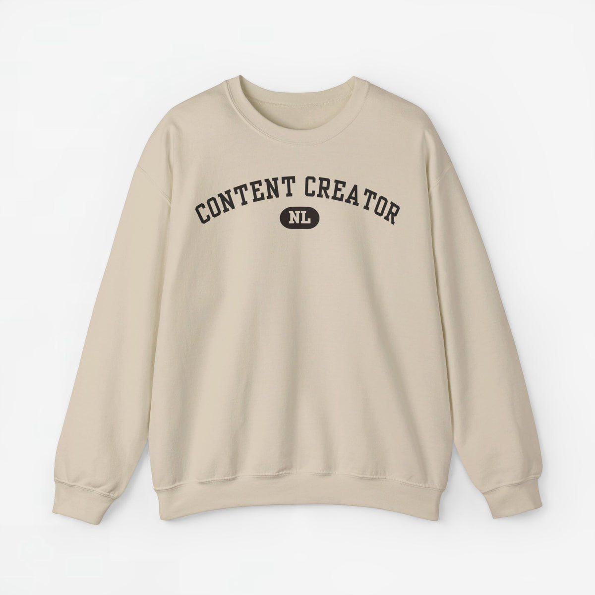 Beige trui met opdruk “CONTENT CREATOR” en klein NL op de borst
