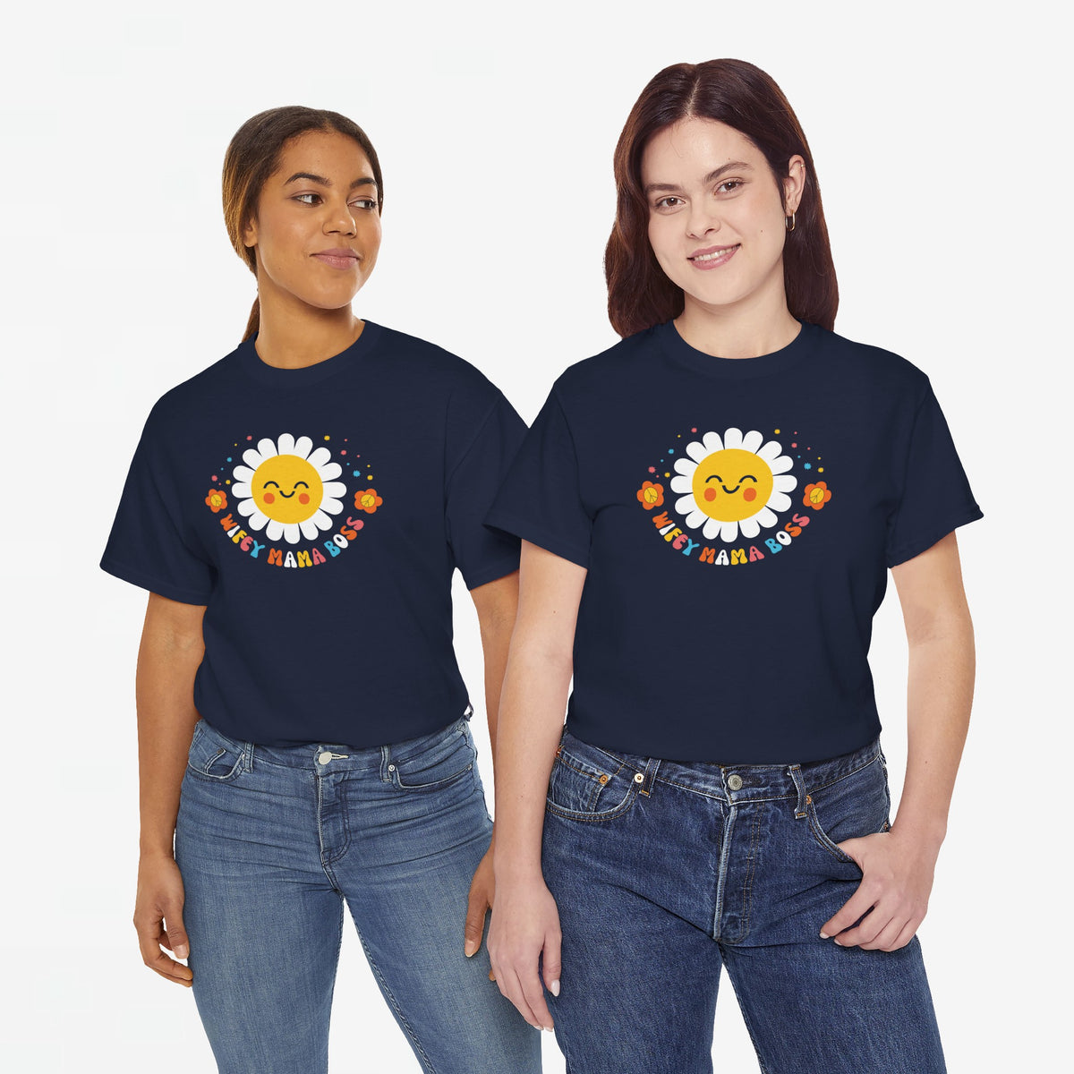 Oversized T-shirt navy met bloemen- en zonprint "Wifey Mama Boss" op twee modellen