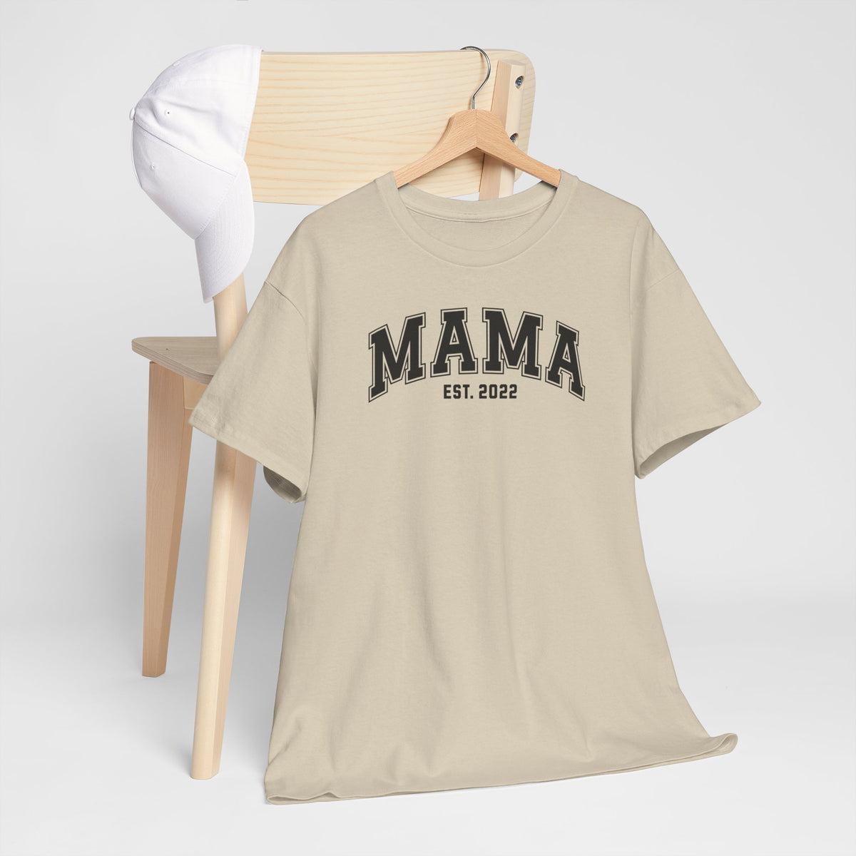 Beige T-shirt met opdruk “MAMA” en “EST. 2022”, opgehangen
